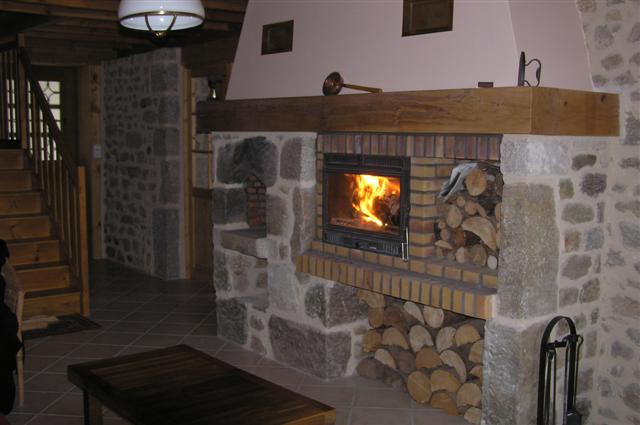 La cheminée du gîte la clé des champs à Chalmazel. Equipée d'un insert, idéal pour se réchauffer après le ski (proche station de ski).